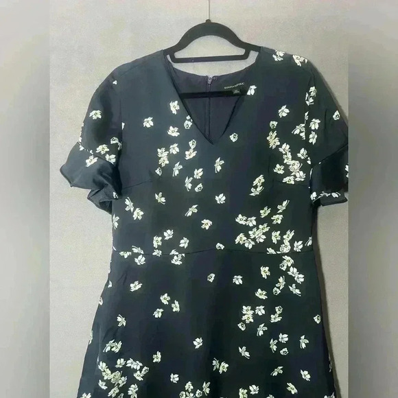 Banana Republic  Navy Floral Flutter Sleeve Fit-and-Flare Dress - Size 14 - Picture 5 of 7